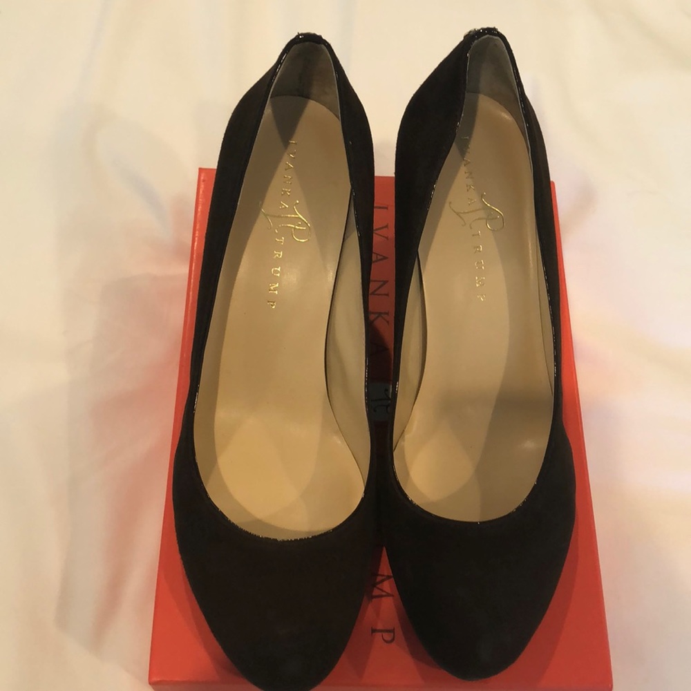 NIB Ivana Trump brown suede wedges sz. 9.5